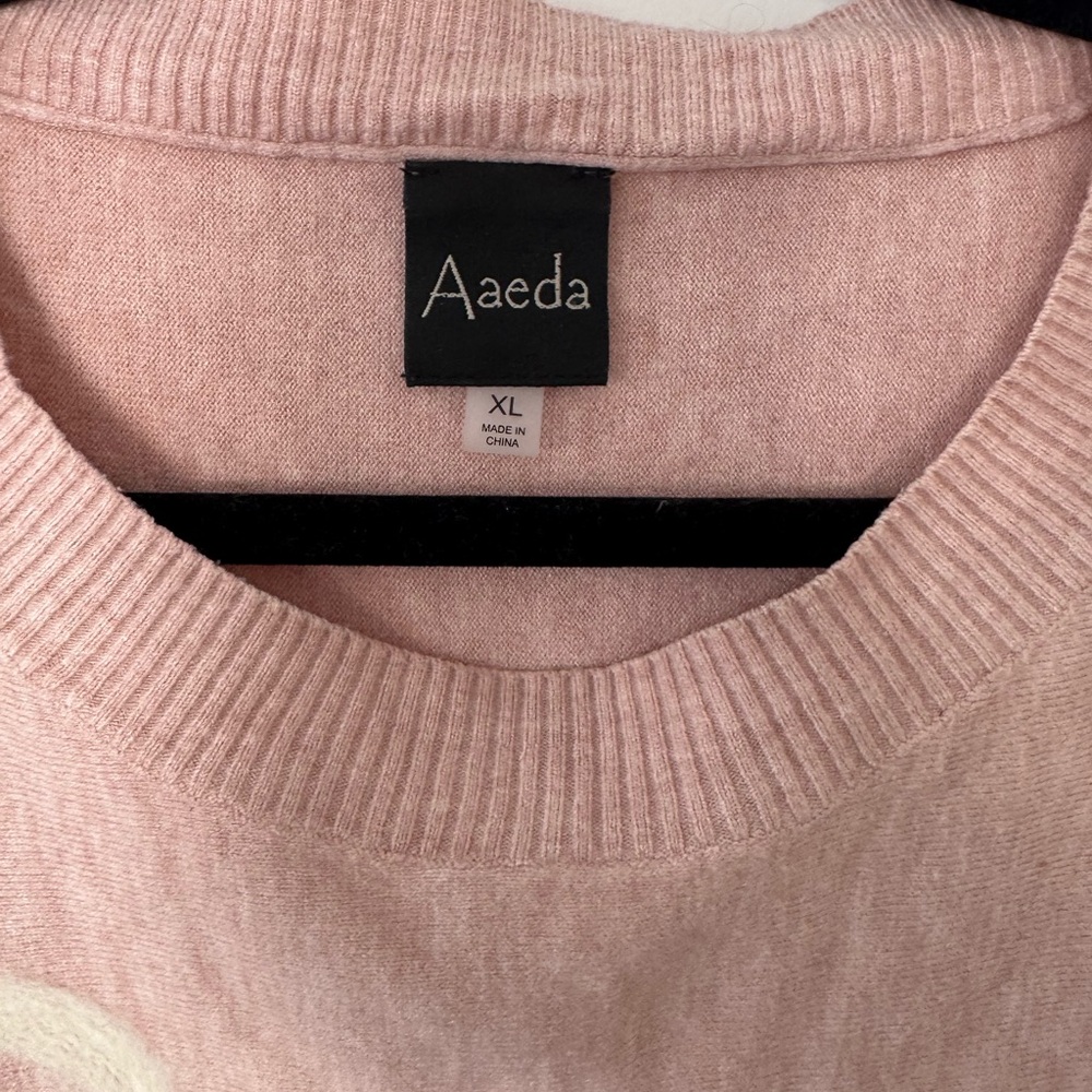 Aaeda Women’s XL Heart Sweater - Picture 2 of 4